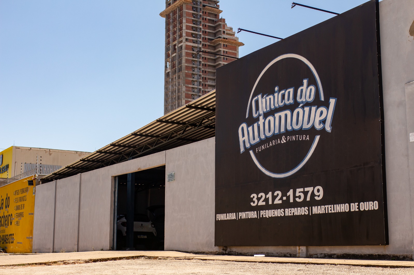 Fachada da Clínica do Automóvel na 202 Sul, com a placa da oficina