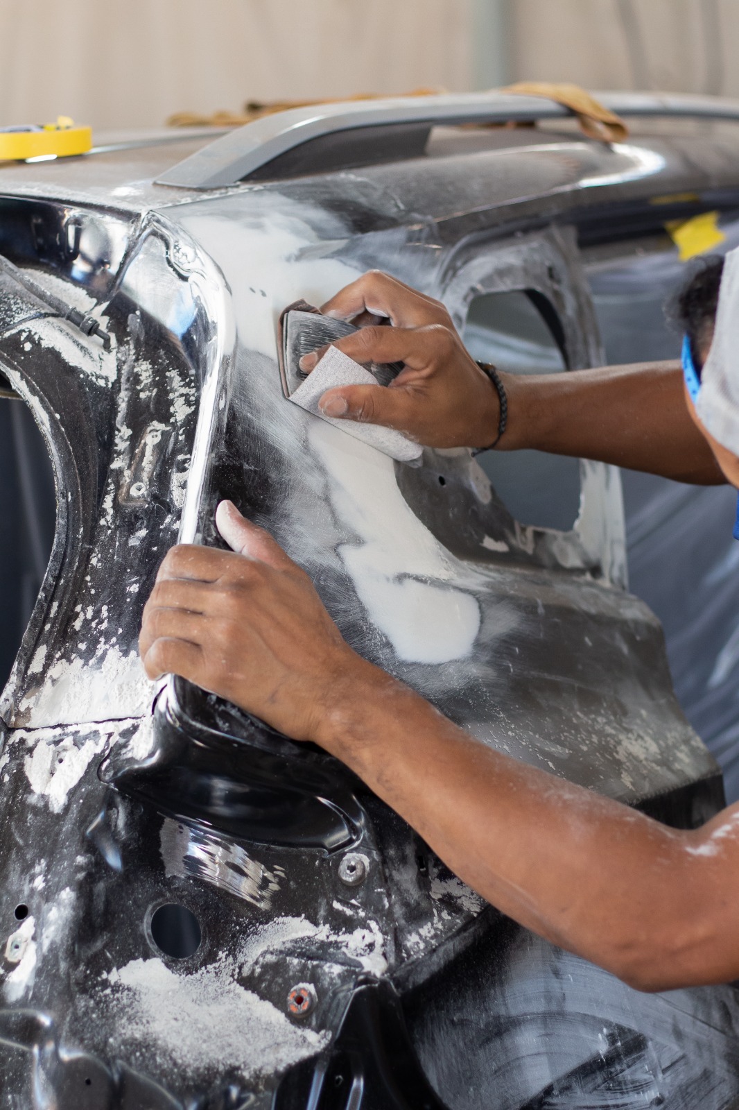 Preparação da pintura com lixamento manual da chapa